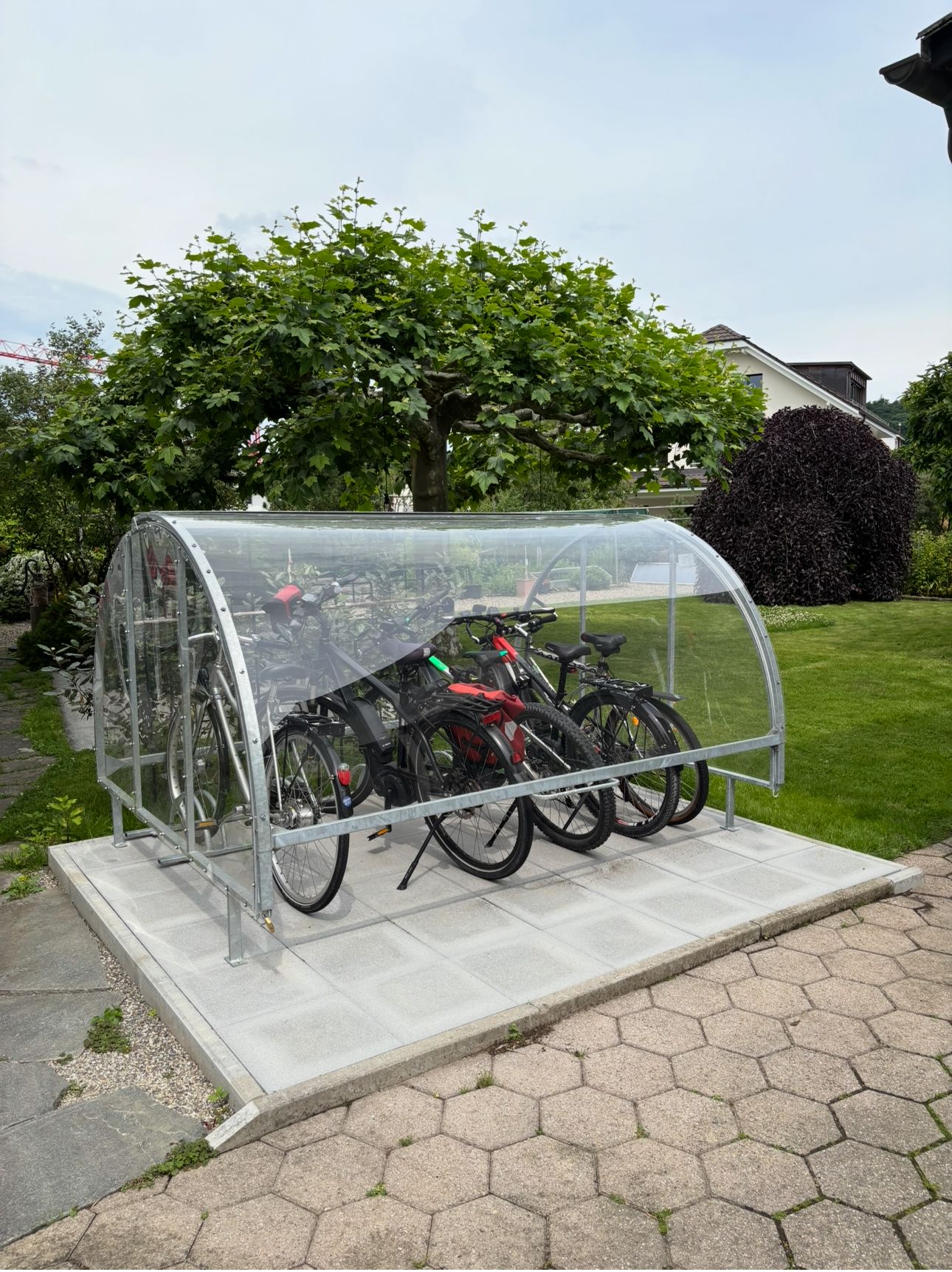 Velobox Standard – klassischer Velo-Unterstand mit geschwungenem Dach